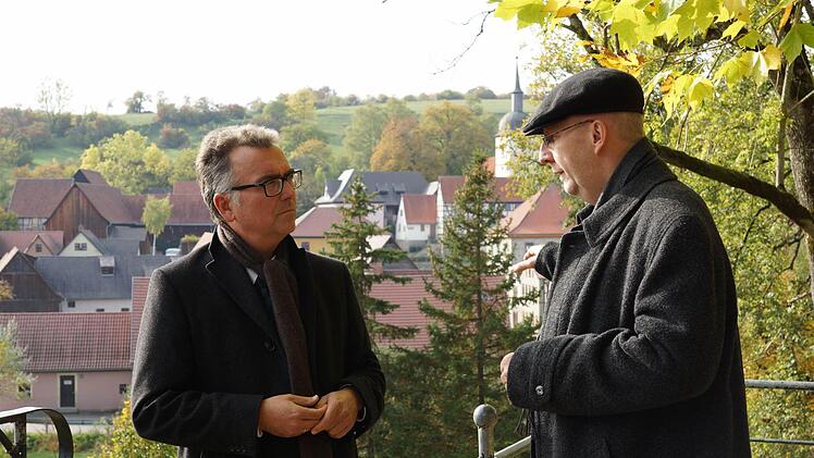 Pfarrer Rüdiger Bernhardt (rechts) erklärt Militärbischof Sigurd Rink die Geschichte von Bonnland. Foto: Arkadius Guzy