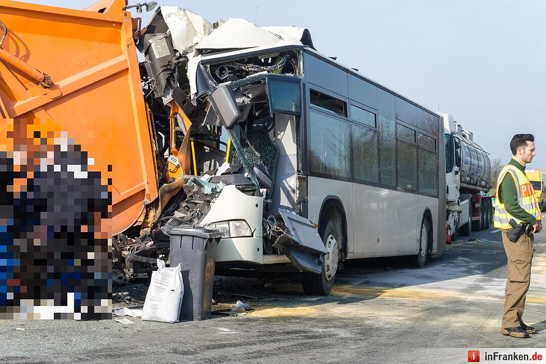 Bus kracht in stehenden Muelllaster - Tanklaster faehrt auf