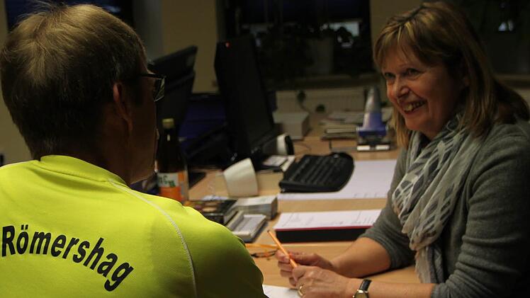 Karin Bauer, Leiterin der Tourist-Info, spricht mit Gunther Schwarz von SV Römershag die Details für die Jugendbühne auf dem Sinnauplatz ab. Foto: Ulrike Müller