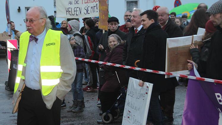 Auch der stellvertretende AfD-Bezirksvorsitzende Georg Hock (links) aus Kulmbach begrüßte die Demonstranten. Foto: Stephan Tiroch