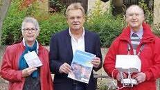 Roswitha Steiger, B&uuml;rgermeister Wolfgang Beiergr&ouml;&szlig;lein und Rainer Steiger freuen sich &uuml;ber den neuen Film.  Foto: hs