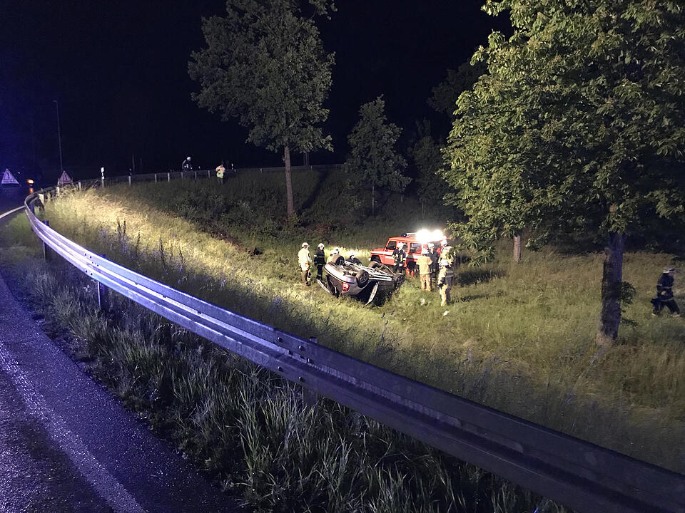 Auto kommt bei Hof von B15 ab