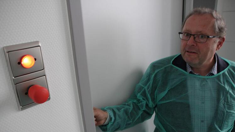 In die Räume der neuen Intensivstation am Kreiskrankenhaus St. Anna in Höchstadt   wurde millionenschwer investiert. Vor der Schleuse  im Intensivbereich Architekt Ralf-Dieter Böhme Foto: Christian Bauriedel