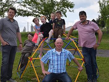 Die drei Spender überreichten der Kindertagesstätte Schondra ein  neues Klettergerüst: Matthias Schäfer (rechts), Theo Hahn  (links) und Roman Jörg vom CSU Ortsverband Schondra (vorn). Die Kinder nahmen es gleich in Beschlag. Horst Conze