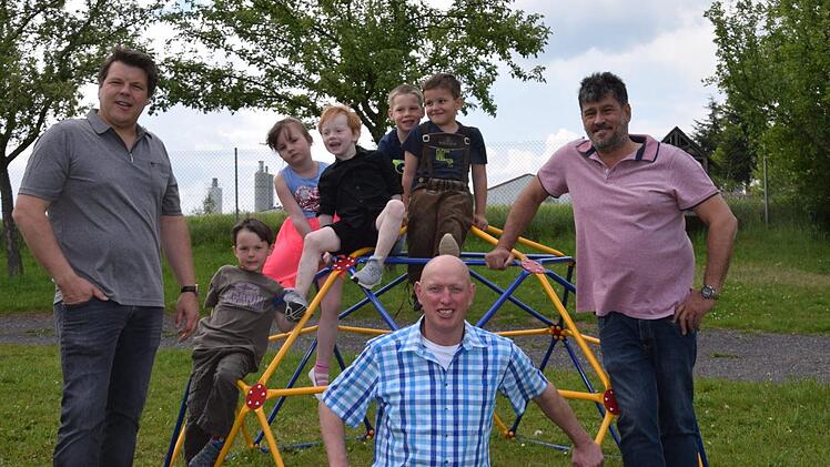 Die drei Spender überreichten der Kindertagesstätte Schondra ein  neues Klettergerüst: Matthias Schäfer (rechts), Theo Hahn  (links) und Roman Jörg vom CSU Ortsverband Schondra (vorn). Die Kinder nahmen es gleich in Beschlag. Horst Conze