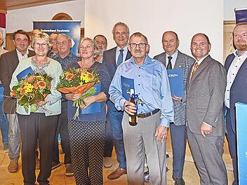 Die langährigen Mitglieder der CSU Langensendelbach wurden von Joachim Herrmann (M.), Jochen Düsel und Michael Hofmann (v. r.) geehrt.