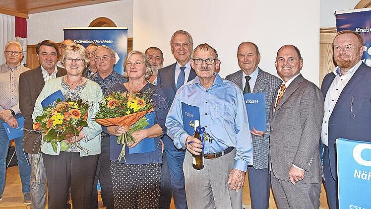 Die langährigen Mitglieder der CSU Langensendelbach wurden von Joachim Herrmann (M.), Jochen Düsel und Michael Hofmann (v. r.) geehrt.