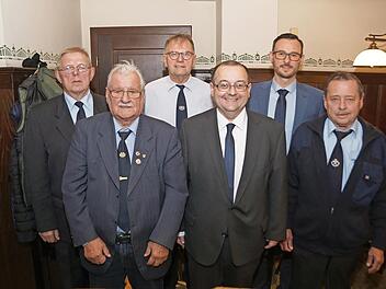 Das Foto zeigt (von links) den Vorsitzenden Johann Güßregen, Erwin Helmschrott (Ehrenvorsitzender), Dieter Ramer (Schriftführer), Thomas Söder (Bürgermeister), Hubert Würschinger (Zweiter Vorsitzender) und Otto Herrmann (Kassenwart).