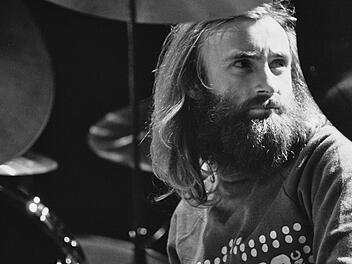 Er feiert am 30. Januar seinen 75. Geburtstag: Genesis-Frontmann und Schlagzeuger Phil Collins (hier auf einem Foto von 1977).