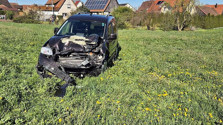 Zwei Verletzte bei Crash - Auto st&ouml;&szlig;t frontal mit Lkw zusammen