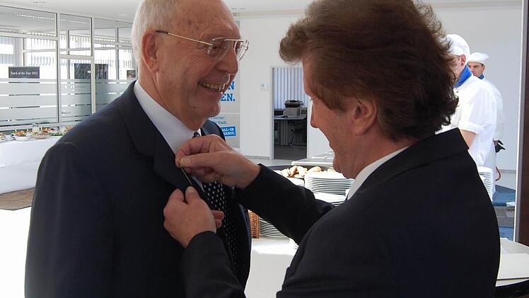 IHK-Präsident Friedrich Herdan steckte Heinrich-G. Bender die goldene Ehrennadel der IHK an.