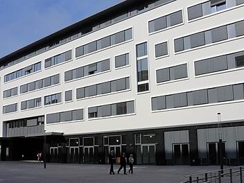 So sieht der Blick aus dem Innenhof auf  die Fassade des neuen Gebäudes der Universität Bamberg auf der Erba-Insel aus. Fotos: Matthias Hoch