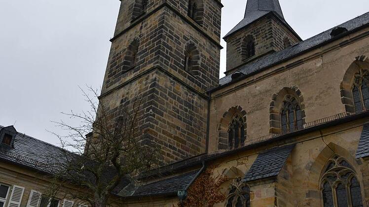 Hängepartie seit der Barockzeit: Die barocke Fassade, die den mittelalterlichen Türmen vorgeblendet wurde, ist offenbar nicht ausreichend gegründet.