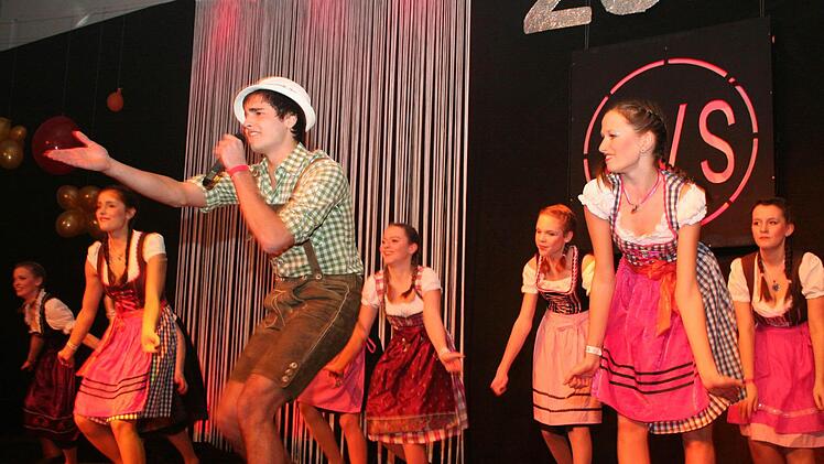Sambacher Dirndl mit ihrem Herzbuben Lukas