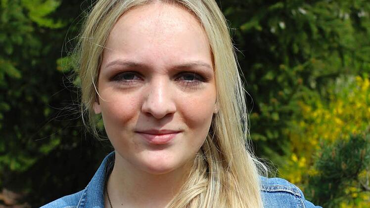 Auch Nadine Schmitt hat bereits ihre erste Prüfung hinter sich: Vor der schriftlichen Französisch-Prüfung gab's einen Sprachtest. In den letzten Tagen hat sie sich auf Mathelernen konzentriert, weil ihr dieses Fach nicht so liegt. "Ich habe versucht, noch zu retten, was zu retten ist", sagt sie scherzhaft. Auf ihr Französisch-Abitur sei sie gut vorbereitet, weil ihr Sprachen leichtfallen.