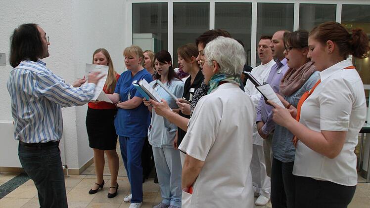 Der Sschön-Klinik-Chor unter Leitung des Musiktherapeuten Lothar Schön