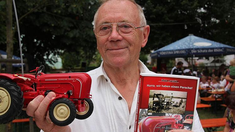 Schriftsteller Walter Langohr schrieb über die alte Zeit, als es mit dem Porsche auf den Acker ging.