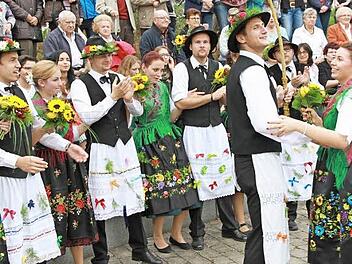 Laura Schneider (r.) und Matthias Müller holten sich den Sieg beim Eierringtanz.  Foto: Erlwein