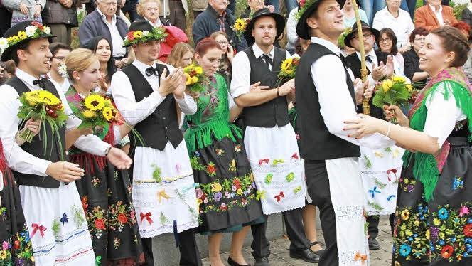 Laura Schneider (r.) und Matthias Müller holten sich den Sieg beim Eierringtanz.  Foto: Erlwein