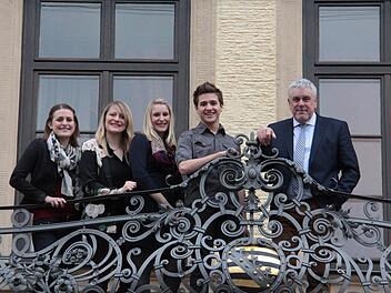 Werben für Austauschprogramme (von links): Theresa Ambrosius, Jasmin Friedel, Vanessa Schilling, Phillip Mundoz und Oberbürgermeister Norbert Tessmer (SPD).