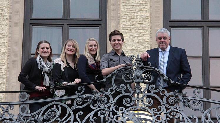 Werben für Austauschprogramme (von links): Theresa Ambrosius, Jasmin Friedel, Vanessa Schilling, Phillip Mundoz und Oberbürgermeister Norbert Tessmer (SPD).