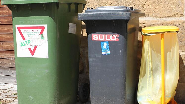 Grüne Tonne, graue Tonne und gelber Sack: Was nicht recycelt werden kann, muss in die Verbrennung. Die Frage, ob es im Landkreis Lichtenfels irgendwann eine Biotonne geben wird, ist noch offen. Foto: R. Popp