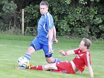 Johannes Roth (am Boden) hatte Christoph Reck meist im Griff, dennoch schoss der Poxdorfer Spielertrainer das Siegtor.  Foto: Leo Hühnlein
