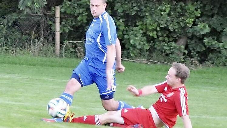 Johannes Roth (am Boden) hatte Christoph Reck meist im Griff, dennoch schoss der Poxdorfer Spielertrainer das Siegtor.  Foto: Leo Hühnlein
