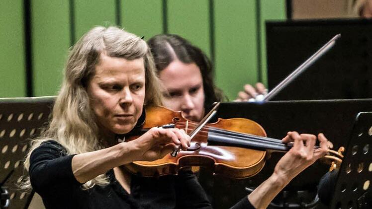 Reichlich Applaus verdiente sich der Musizierkreis Neustadt unter Leitung von Norbert Luche bei seinem Neujahrskonzert.Foto: Jochen Berger