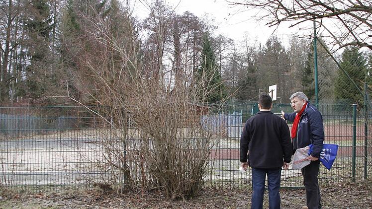 Wolfgang Hoderlein (rechts) wirbt dafür, das ehemalige Schulsportgelände zwischen TSV-Platz und Stadtpark öffentlich zugänglich zu machen.