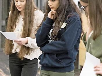 Pelin Apari (links) beim Proben des tschechischen Stücks "Jenufa"