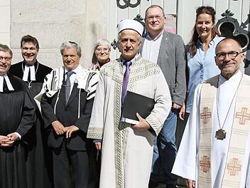 Zum 25. multireligiösen Gebet trafen sich die Vertreter aller vier Weltrelionen.  Foto: Wolfgang Desombre