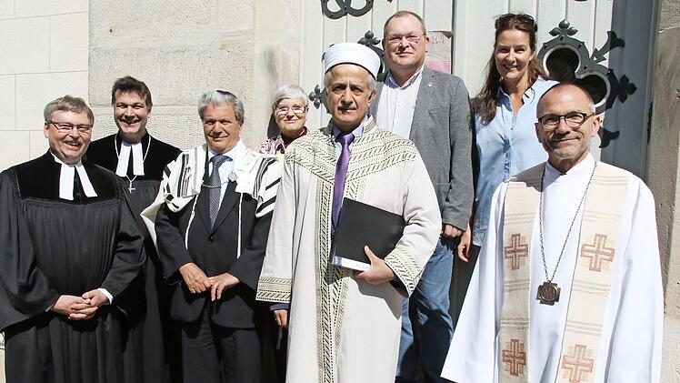 Zum 25. multireligiösen Gebet trafen sich die Vertreter aller vier Weltrelionen.  Foto: Wolfgang Desombre