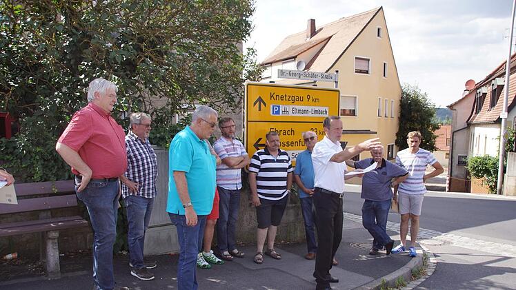 Sicherer werden soll der Weg entlang der Landrichter-Kummer-Straße in Richtung Marktplatz in Eltmann. Bürgermeister Michael Ziegler und der Bauausschuss beschlossen daher am Montag, die Bordsteine an zwei Stellen abzusenken und in der Einmündung der Georg-Schäfer-Straße eine Querungshilfe zu markieren.Sabine Weinbeer