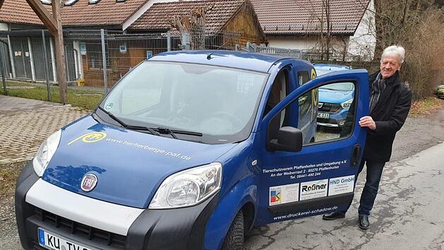 Noch erledigt der Tierschutzverein Kulmbach seine Fahrten mit dem Fiat der Tierherberge Pfaffenhofen. Das Auto dient als Ersatz f&uuml;r den ausgebrannten Renault. Die gute Nachricht: Das neue Fahrzeug ist bestellt und wird bald ausgeliefert. Nicht zuletzt dank zahlreicher Spenden &uuml;ber den Verein "Franken helfen Franken" kann es sogar ein Neuwagen werden. Dar&uuml;ber freut sich auch Vereinsschatzmeister Hans Beyer.Tierschutzverein