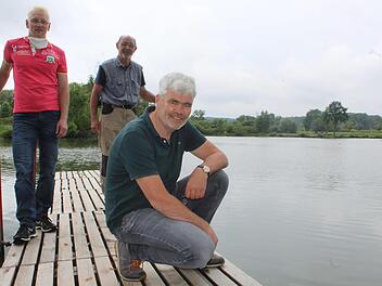 Drei Mann auf einem Steg: Manfred Kasper (hinten rechts), Bernd Hübner (links) und Bürgermeister Bernhard Storath Foto: Markus Häggberg