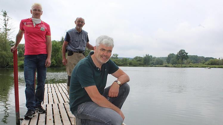Drei Mann auf einem Steg: Manfred Kasper (hinten rechts), Bernd Hübner (links) und Bürgermeister Bernhard Storath Foto: Markus Häggberg