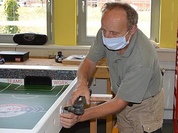 Beschäftigter Jürgen Meister baut Kicker zusammen.    Foto: Johannes Salomon