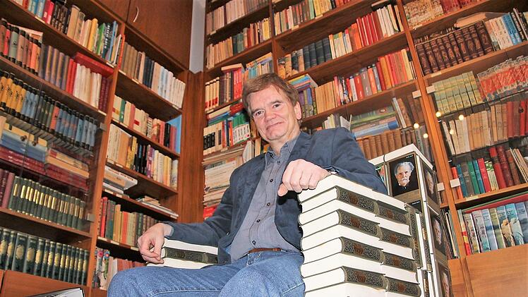 Er steht auf Karl May  - und manchmal sitzt er sogar auf dessen Werken: Bernhard Schmid,  Leiter des Bamberger Karl-May-Verlags.  auf dessen Werken: Bernhard Schmid,  Leiter des Bamberger Karl-May-Verlags. Diana Fuchs
