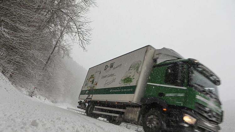 Schneetreiben auf der B470 im Wiesenttal  Foto: Barbara Herbst