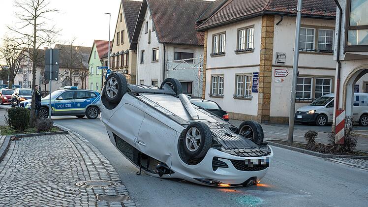 22-J&auml;hriger kracht in geparktes Fahrzeug und &uuml;berschl&auml;gt sich