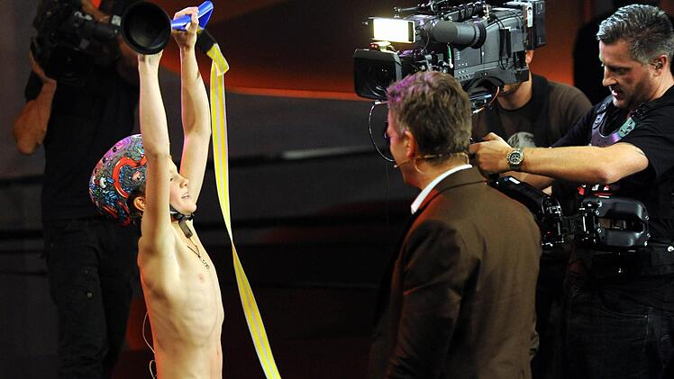 Der 13-j&auml;hrige Tim Schmidt-Sibeth jubelt am 03.11.2012 in der ZDF-Livesendung "Wetten dass..?" aus Bremen &uuml;ber seinen Sieg in der Kinderwette. Er zog ein Auto &uuml;ber einem P&ouml;mpel mit dem Bauch durch die Halle. Foto: Ingo Wagner/dpa