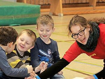 Lisa Schick von der DLRG zeigt den Kindern beim Eistraining die Faustprobe.  Fotos: Johanna Blum