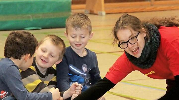 Lisa Schick von der DLRG zeigt den Kindern beim Eistraining die Faustprobe.  Fotos: Johanna Blum