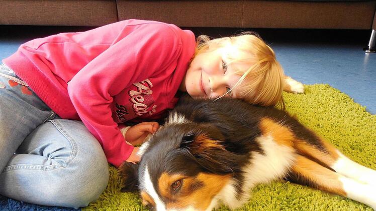 Cornelia Fischer und Kalthy kuscheln. Foto: Katharina Müller-Sanke