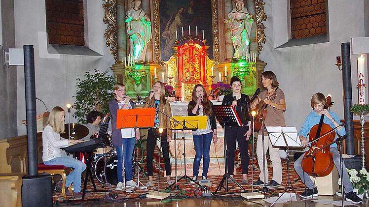 Die Jugendband "Youfully" präsentierte in der Spitalkirche moderne christliche Lieder zum Zuhören und Mitsingen.  Foto: Heike Schülein