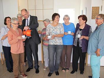 Gerne schenkt Dekan Oliver Bruckmann den Verantwortlichen des Frauenfrühstückes Kaffee ein (von links: Ingrid Knieß, Elly Beck, Ingrid Büttner, Dekan Bruckmann, Ilse Pötschke, Christa Lesin, Ulrike Schlotter, Elsa Geiling, Barbara Bonawitz; es fehlen vom Team Carola Günzler und Hildegard Schneider). Foto: Heike Beudert