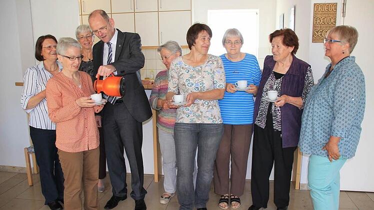 Gerne schenkt Dekan Oliver Bruckmann den Verantwortlichen des Frauenfrühstückes Kaffee ein (von links: Ingrid Knieß, Elly Beck, Ingrid Büttner, Dekan Bruckmann, Ilse Pötschke, Christa Lesin, Ulrike Schlotter, Elsa Geiling, Barbara Bonawitz; es fehlen vom Team Carola Günzler und Hildegard Schneider). Foto: Heike Beudert