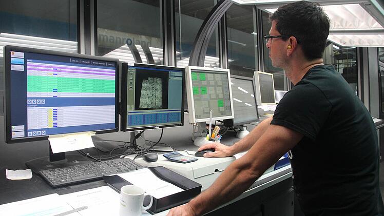 An Computern verfolgt Vitzthum den aktuellen Auftrag. Foto: Daniel Ruppert