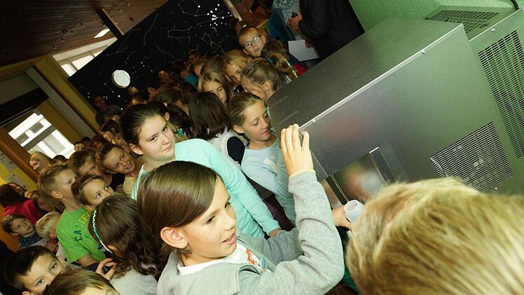 Die Fünftklässler sind die ersten Schüler, die den neuen Wasserspender ausprobieren dürfen. Foto: Arkadius Guzy